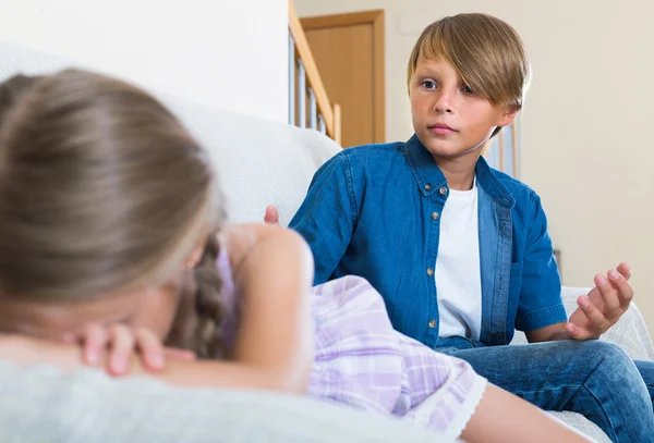 Boy and  little girl quarrelling at home — Stock Photo, Image