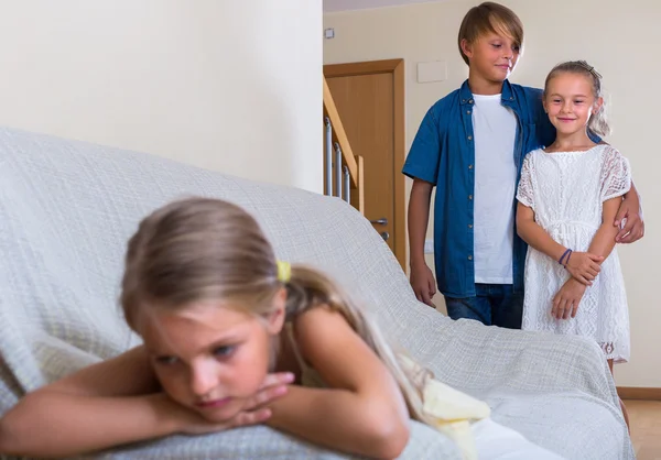 Niña ofendida con otros niños — Foto de Stock