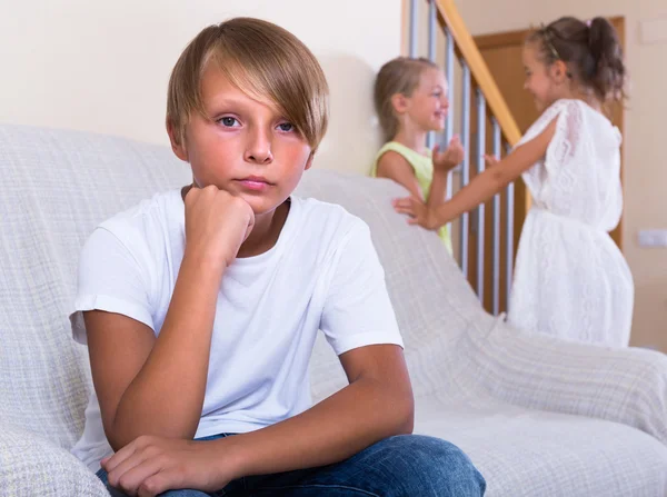 Teenager boy offended on little girlfriend — Stock Photo, Image