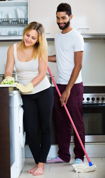 Casal limpeza na cozinha — Fotografia de Stock