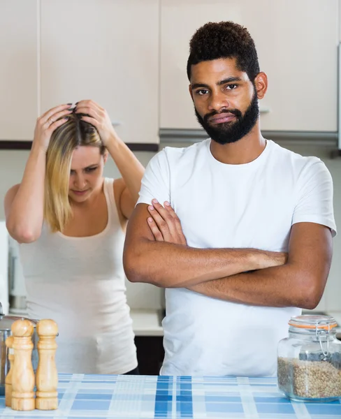 Casal de família interracial briga na cozinha — Fotografia de Stock