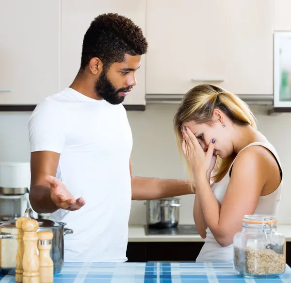 Afro guy and white girl quarrel — Stock Photo, Image