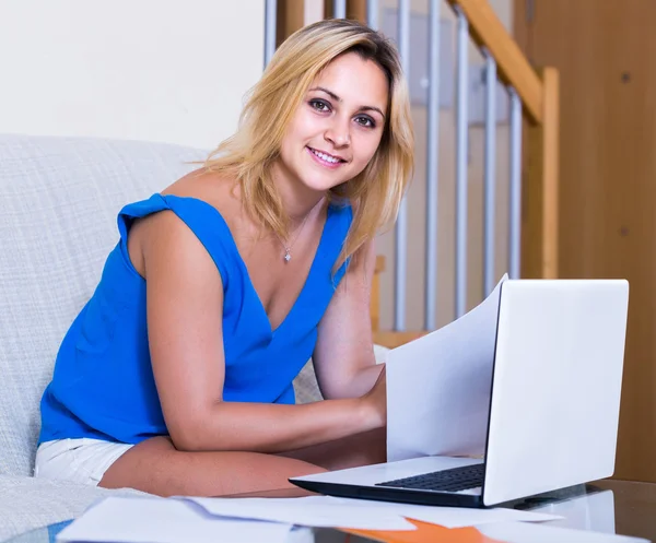 Estudante do sexo feminino estudar — Fotografia de Stock