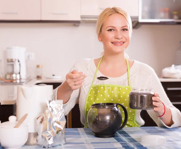 Mujer elaborando té — Foto de Stock