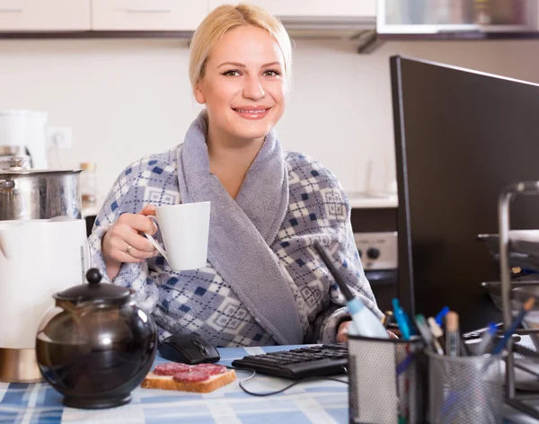 Vrouw die thuis online werkt — Stockfoto