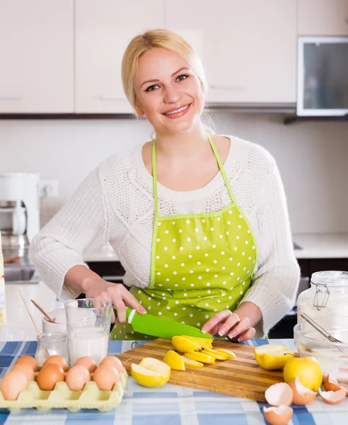 Gelukkige huisvrouw maken smakelijke appeltaart — Stockfoto