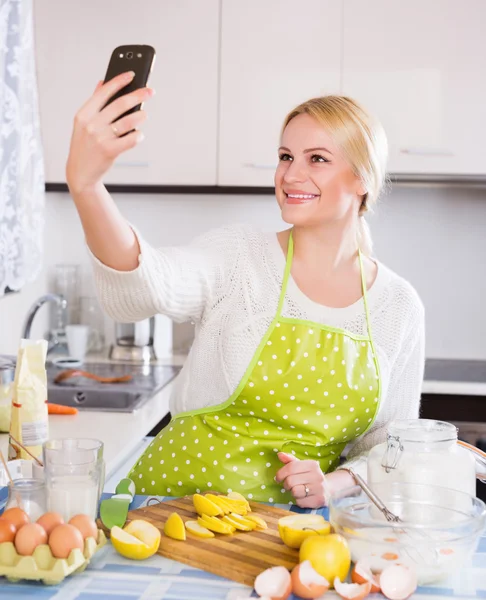Housewife doing selfie at kitchen — Stock Photo, Image