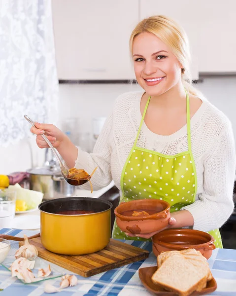 Female chopping cabbage for soup — Stock Photo, Image