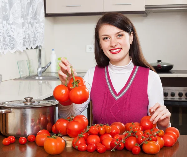 Felice casalinga con pomodori freschi — Foto Stock