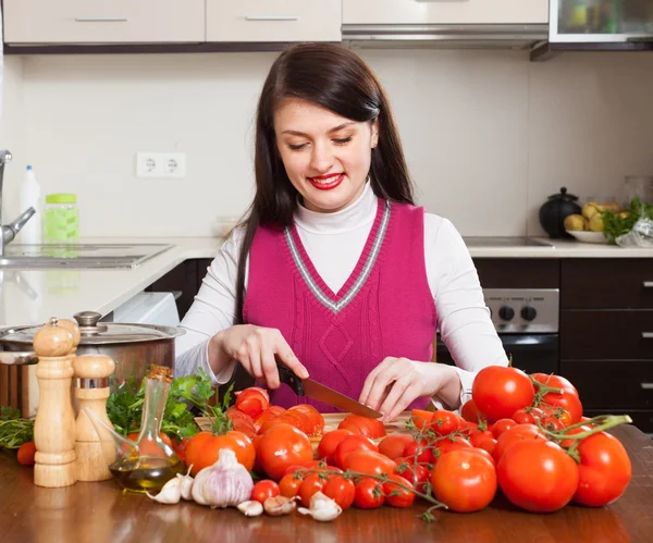 Žena řezání rajčata — Stock fotografie