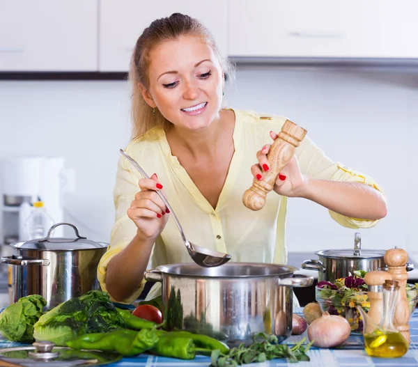 Mulher feliz cozinhar comida vegetariana — Fotografia de Stock