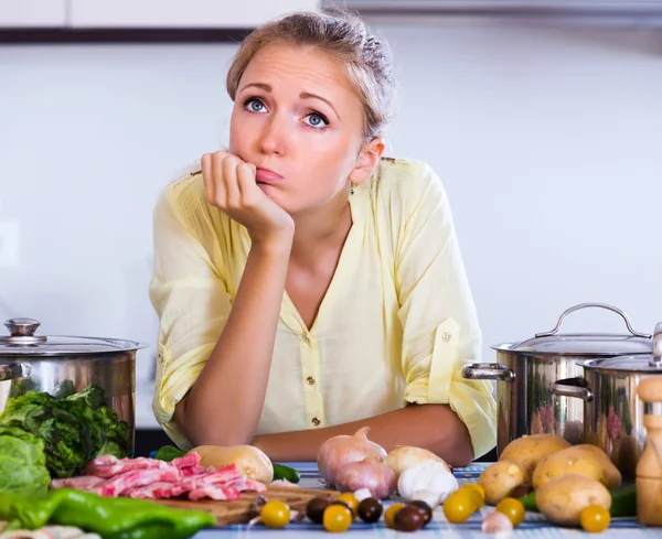 Frustrated girl looking at ingredients — Stock Photo, Image
