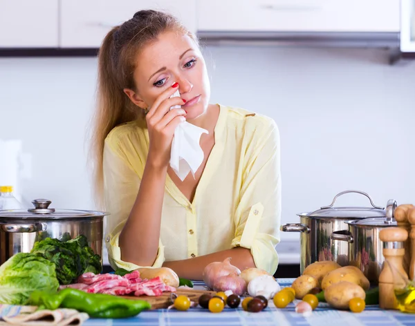 Frustrerade kvinnan tittar på ingredienser — Stockfoto
