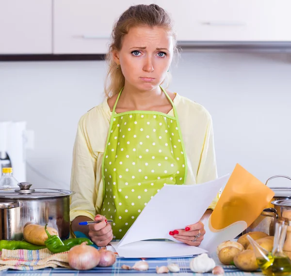 Triest meisje met banking verklaring thuis — Stockfoto