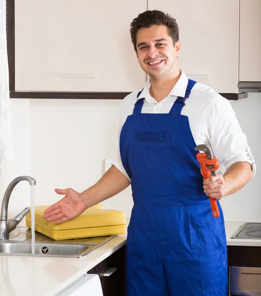 Professional plumber fixing problems — Stock Photo, Image
