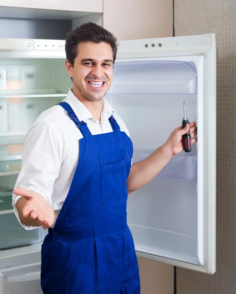 Handyman repairing refrigerator — Stock Photo, Image