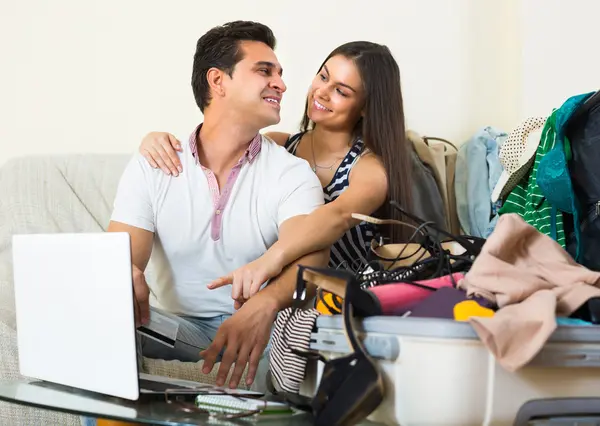 Pareja feliz comprando entradas en línea — Foto de Stock