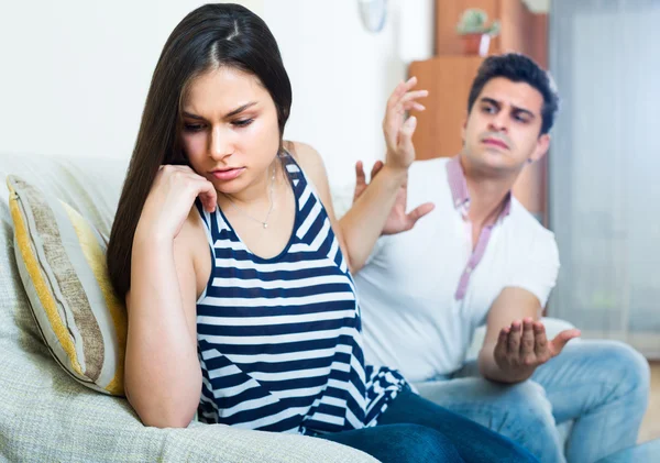 Young couple during indoor quarrel — Stock Photo, Image