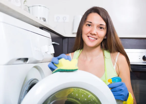 Frau putzt Küche — Stockfoto