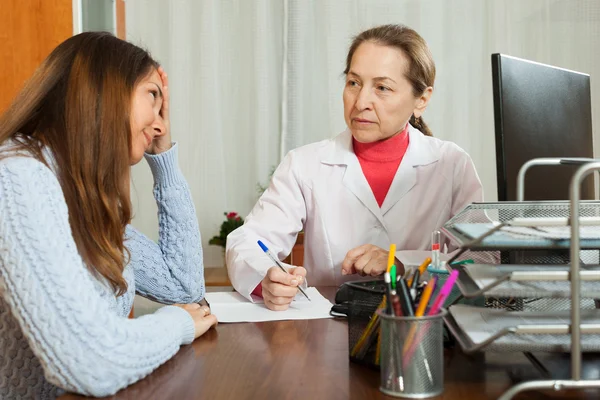 Doctor in uniform and patient — Stock Photo, Image