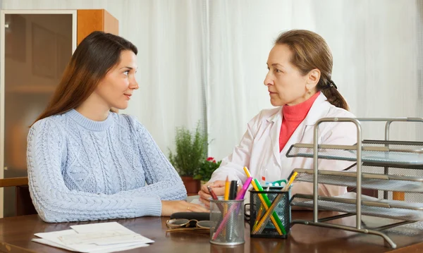 Femme médecin et adolescent patient — Photo