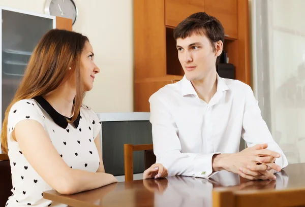 Casual joven pareja tener seria hablando —  Fotos de Stock