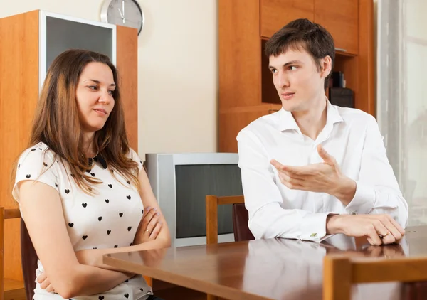 Pareja joven hablando — Foto de Stock