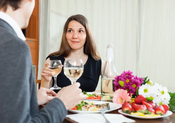 Jong koppel met romantisch diner — Stockfoto