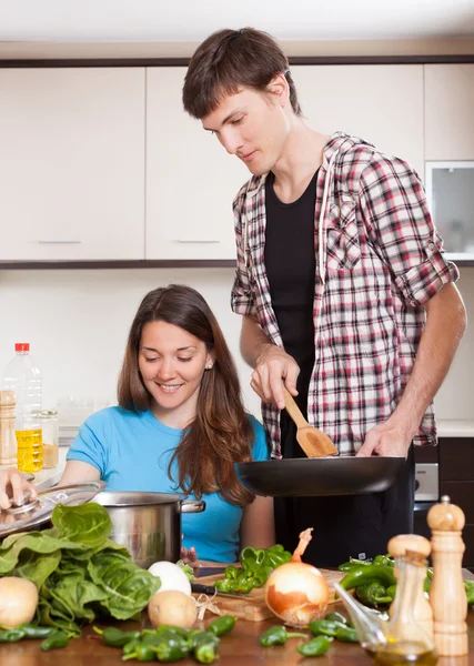 Guy and girl  together cooking — Stock Photo, Image