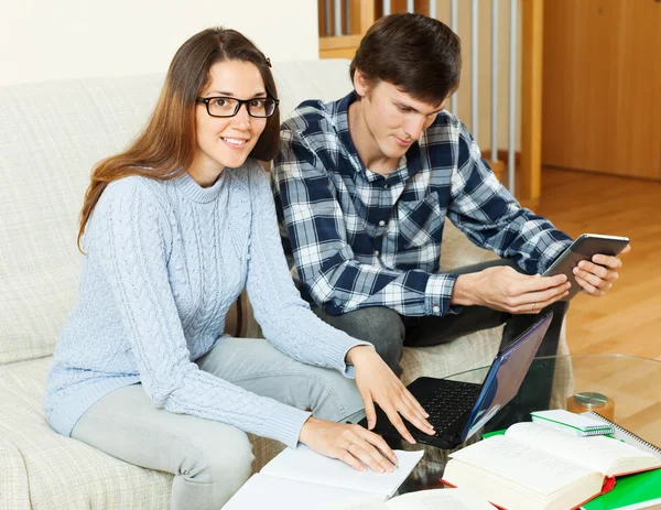 Étudiants se préparant aux examens — Photo