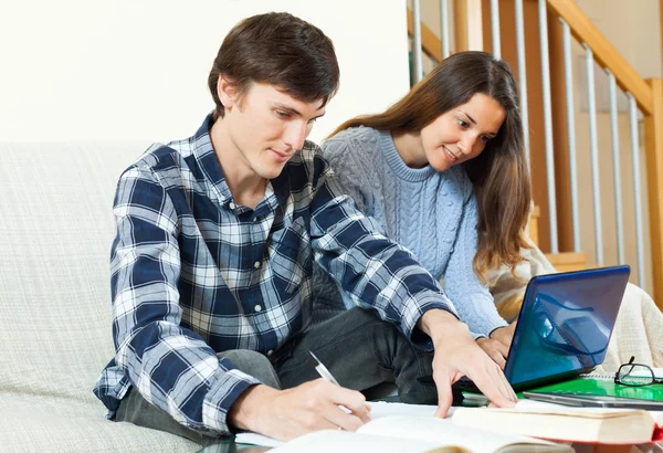 Studenten leren huiswerk voor examen — Stockfoto