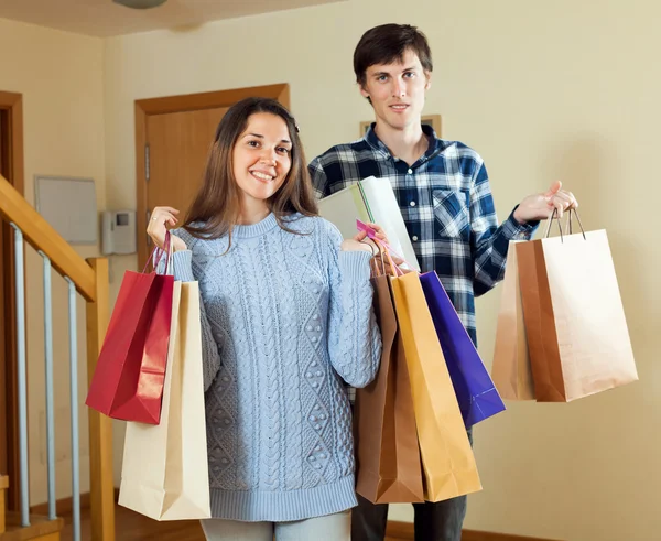 Couple with shopping bags — Stock Photo, Image