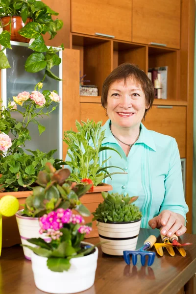 Buon giardiniere maturo con vasi da fiori — Foto Stock