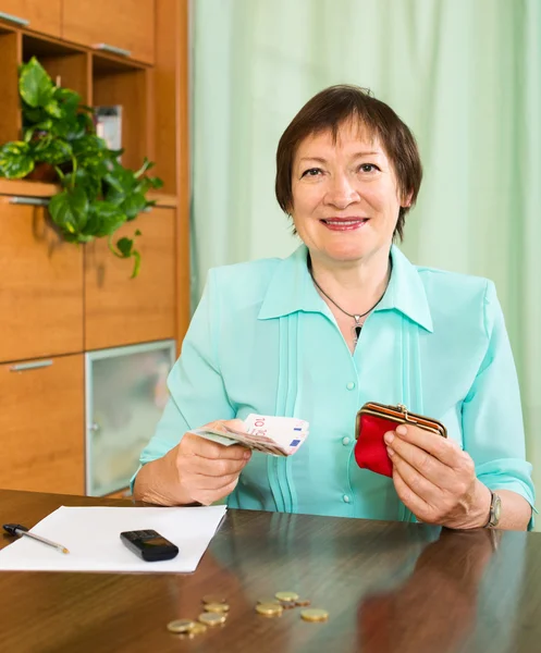 Portret van vrouwelijke gepensioneerde m/v met contant geld en rekeningen — Stockfoto