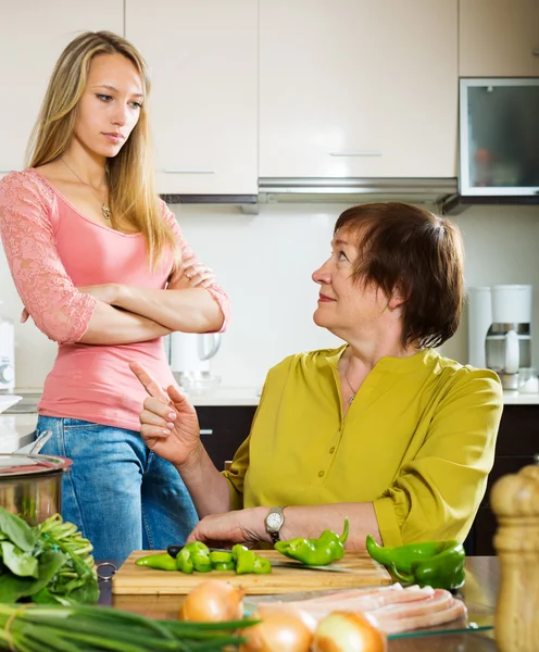 Mother and daughter having serious conversation — Stock Photo, Image