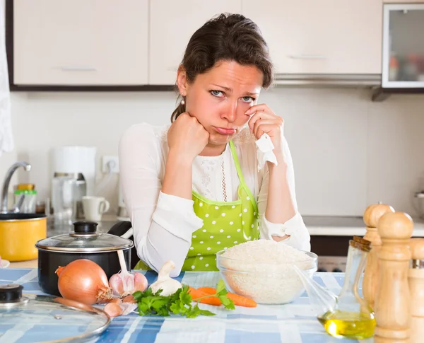 Sorgliga hemmafru matlagning middag — Stockfoto