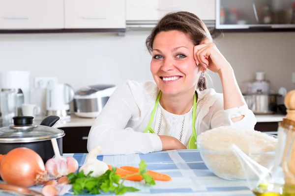 Retrato de mulher na cozinha — Fotografia de Stock