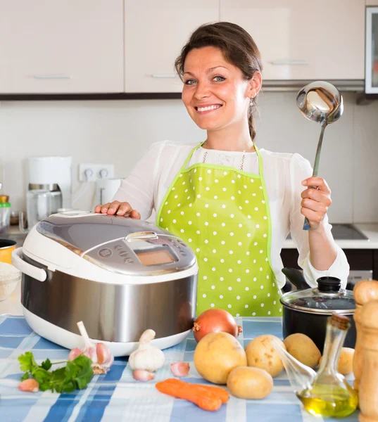 Donna felice utilizzando Slo-cooker — Foto Stock