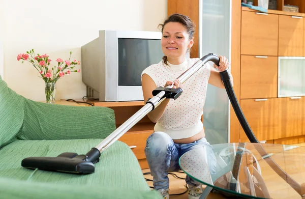 Vrouw met stofzuiger — Stockfoto