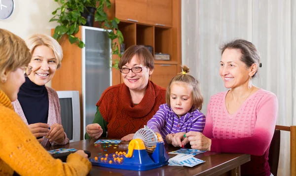 Pensionnés avec enfant jeu de jeu — Photo