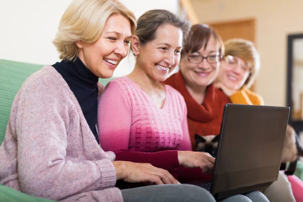 Femmes âgées travaillant avec un ordinateur portable — Photo
