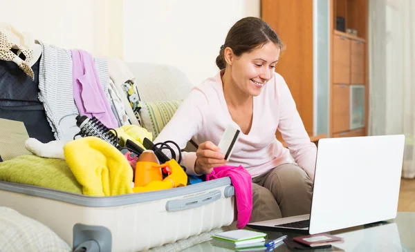 Kvinna sitter med kreditkort — Stockfoto