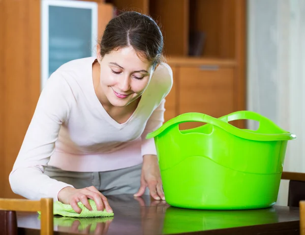 Домохозяйка проводит регулярную уборку — стоковое фото