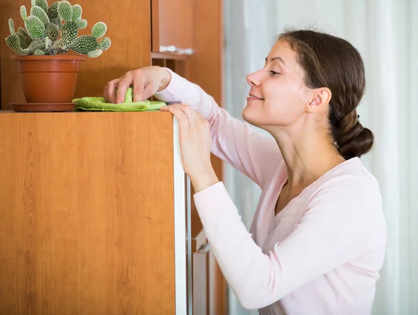 Kvinna städning hemma — Stockfoto