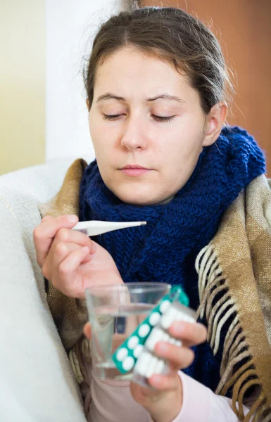 Morena doente com febre sob cobertor — Fotografia de Stock