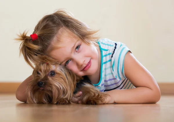 Kvinnliga barn leker med Yorkie — Stockfoto