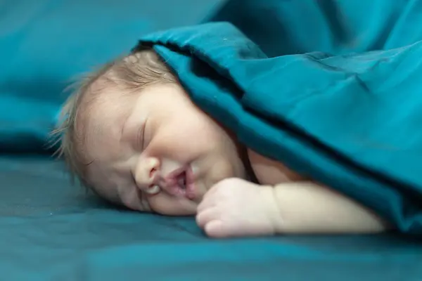 Yeni doğan bebek kız uyuyor — Stok fotoğraf