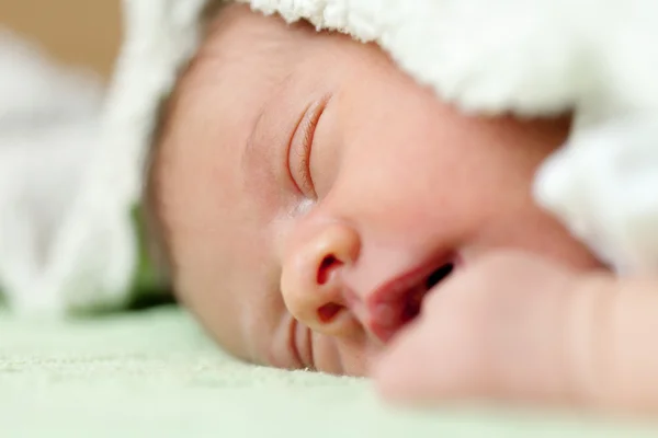 Yeni doğan bebek uyur — Stok fotoğraf