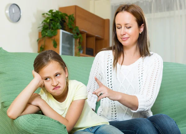 Woman scolds the child — Stock Photo, Image