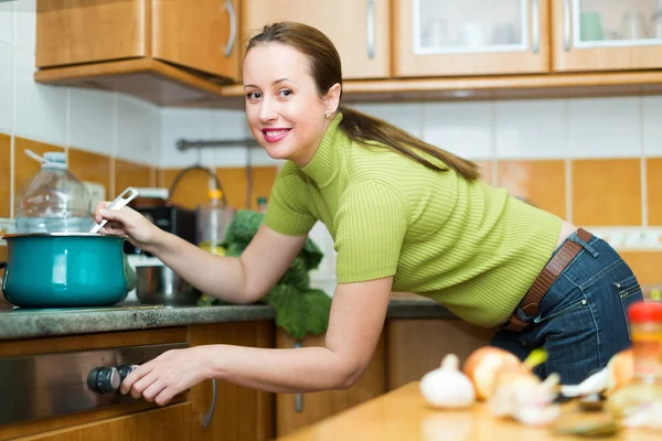 Housewife cooking at kitchen — Stock Photo, Image